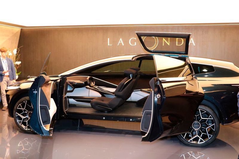 Aston Martin gab einen Blick auf die eigene automobile Zukunft frei: das Lagonda Vision Concept. Diese Studie zeigt sesselähnliche Vordersitze die um 180 Grad drehbar sind und ein für Kontinentaleuropäer einfach von links nach rechts verschiebbares Lenkrad. (Klasing)