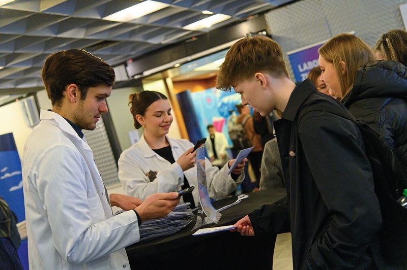 Am 12. März startete die LAB-SUPPLY-Saison 2025 mit der Messe in Frankfurt am Main. Ab 9 Uhr ging es mit dem Check-in für die Besucher los.   Mehr Infos zu den kommenden LAB-SUPPLY-Messen finden Sie auf www.lab-supply.info (Bild: Stefan Stark)