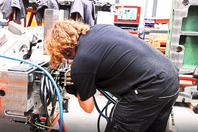 Die komplexen Werkzeuge bei Siebenwurst wären ohne Hydraulikzylinder kaum zu realisieren. Beim aktuellen IHU-Werkzeug für Benteler beispielsweise werden insgesamt 25 Kernzüge separat über die Zylinder bewegt. Ein Großteil der Zylinder ist zudem mit einer speziellen Verdrehsicherung ausgestattet, die die Prozesssicherheit in der Produktion weiter erhöht. (Bild: Pergler Media)