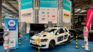 Mit einem eigenen Stand nimmt das Kfz-Gewerbe Thüringen an der Automesse in Erfurt teil und informiert dort über die beruflichen Möglichkeiten und Ausbildungsberufe im Kfz-Handwerk.  (Bild: Kfz-Gewerbe Thüringen)