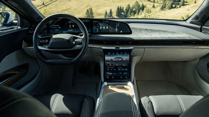 Wie inzwischen üblich, wird das Cockpit von einem langgezogenen Armaturen-Monitor beherrscht. (Bild: Lucid Motors)