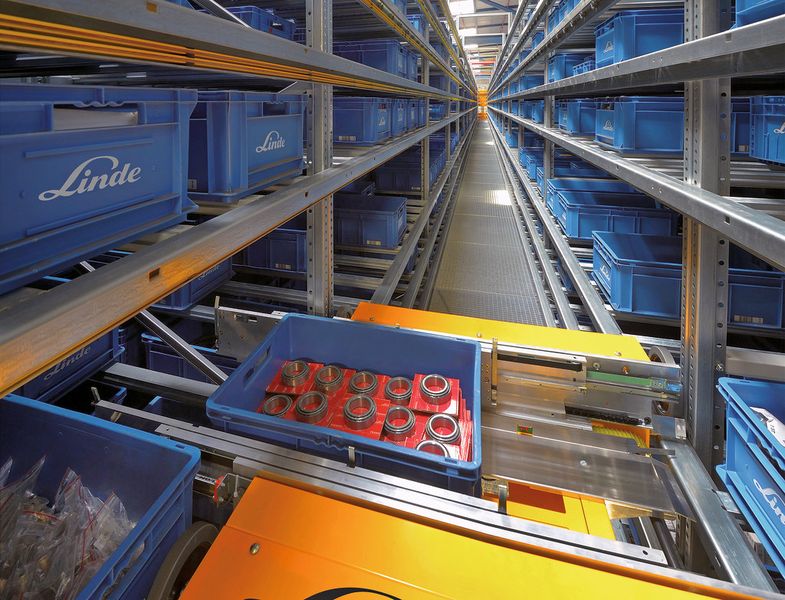 Im Weltersatzteillager von Linde-MH sorgen 45 Shuttles in drei Gassen auf 15 Ebenen dafür, dass die Teile parallel und unabhängig voneinander ein- und ausgelagert werden. (Bild: Linde-MH)