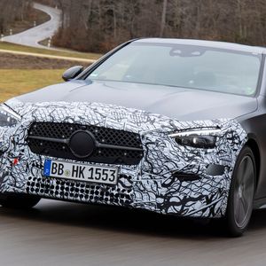 Für die neue Dynamik stehen ein agileres Fahrwerk mit der ersten Hinterachslenkung für die Baureihe sowie ein Design mit mehr Muskeln.(Bild:  Mercedes)