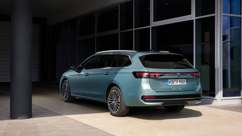 Am Heck macht jetzt ein wagenbreites Leuchtenband oberhalb der Rückleuchten auf sich aufmerksam und verhilft zu mehr optischer Breite als es das um nur zwei Zentimeter auf jetzt 1,85 Meter gewachsene Maß vermuten lässt. (Bild: Volkswagen)
