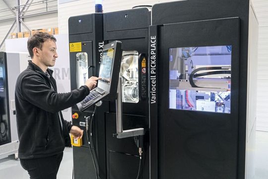 Im Fokus der «Precision Area»: die drei neuen Automationsvarianten für die «Micro5 XL». Zum Beispiel die produktive Kombination aus Mikrobearbeitungszentrum und «Variocell Pick&Place».(Bild:  Chiron Group)
