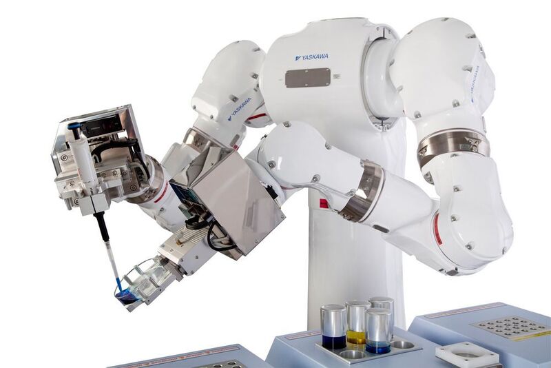 Der Yaskawa Doppelarmroboter, hier bei Arbeiten im Labor, revolutioniert jetzt die Prüfung medizinischer Diagnosegeräte. (Bild: Yaskawa; Independent Light GmbH)