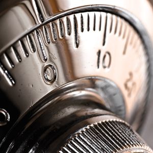 Während Geschäftsgeheimnisse sicher im Tresor aufbewahrt werden, sind viele personenbezogenen Daten kaum geschützt und weitgehend frei zugänglich.