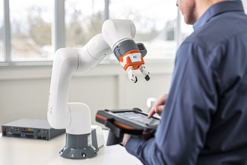 Der Cobot LBR iisy bietet der Metallbranche neue Einsatzmöglichkeiten. (Bild: Kuka)
