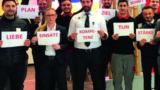 Das Team vom Düsseldorfer Autohaus Levy mit einigen Werten und Stärken, mit denen das Autohaus sein Ziel erreichen will, das beste Autohaus der Stadt zu sein. (Bild: Autohaus Levy)