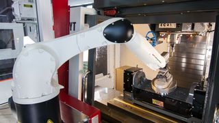 Flexibel, präzise und mit einem relativ geringen Platzbedarf erhöht der Kuka-Roboter die Produktivität und betreibt die CNC-Maschine auch in einer zweiten und dritten Schicht ohne Personal. (Bild: Kuka)