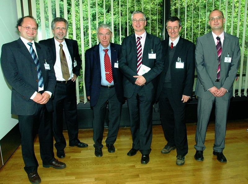 Dem Vorstand der neuen Fachsektion „Advanced Fluids“ gehören an: Prof. Peter Wasserscheid, Universität Erlangen-Nürnberg (Vorsitzender, links im Bild); Prof. Walter Leitner, RWTH Aachen (3. v. re.); Prof. Arno Behr, Universität Dortmund (2. v. re.); Dr. Andreas Hoff, Evonik Degussa GmbH (rechts); Dr. Klemens Massonne, BASF Aktiengesellschaft, Ludwigshafen (nicht auf dem Foto).  (Bild: Dechema)