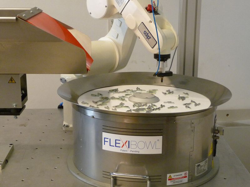 Bi diesem Zuführsystem agieren Roboter und Bildverarbeitungssystem gemeinsam. (Bild: Adept Technology)