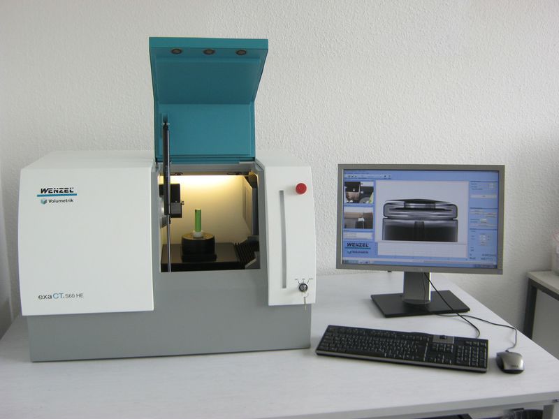 Messaufbau der Hochschule Aschaffenburg: Der Computertomograph exaCT S von Wenzel ermöglicht den Blick ins Innere eines Lithium-Ionen-Akkumulators. (Wenzel)