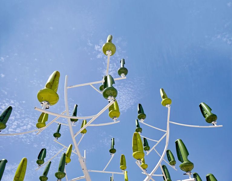 Die Aeroleaves an den stählernen Zweigen eines „Wind Tree“ sind doppelt so empfindlich wie herkömmliche Windturbinen (Bild: Phoenix Contact)