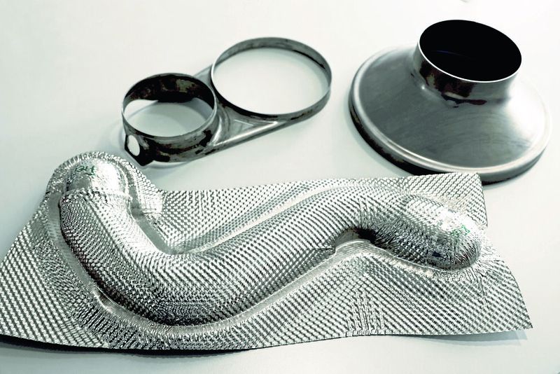 Bei der BK Stanz- und Umformtechnik in Theley entstehen insbesondere für die Automotive-Branche sowohl auf Transferwerkzeugen als auch mit Folgeverbundwerkzeugen gestanzte, tiefgezogene, beschnittene, hochgestellte und gefalzte Blechteile. (Bild: Pergler Media)