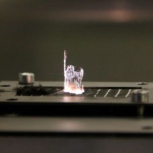 Bearbeitung von CFK-Komponenten per Ultrakurzpulslaser: Mit 200 W Leistung arbeitet hier ein Amphos-System am Hightech-Material.