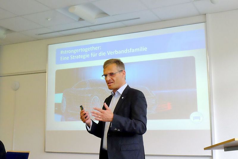 „Gemeinsam sind wir stärker“, sagte ZDK-Hauptgeschäftsführer Dr. Kurt-Christian Scheel und erläuterte bei den Delegierten des Landesverbands Schleswig-Holstein die Bedeutung des Zentralverbands für alle Betriebe des Kraftfahrzeuggewerbes. (Bild: Zietz – VCG)