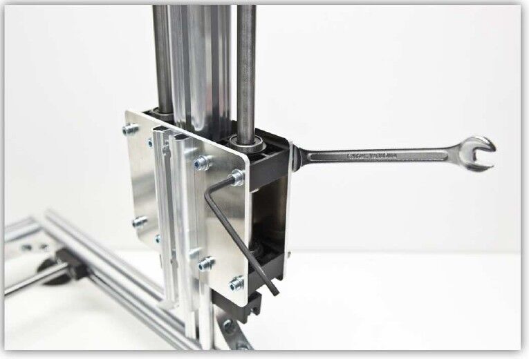 Der 3D-Drucker Velleman K8200 im Aufbau: Der Z-Tisch muss sich frei nach oben und unten bewegen können (Bild: Velleman nv)