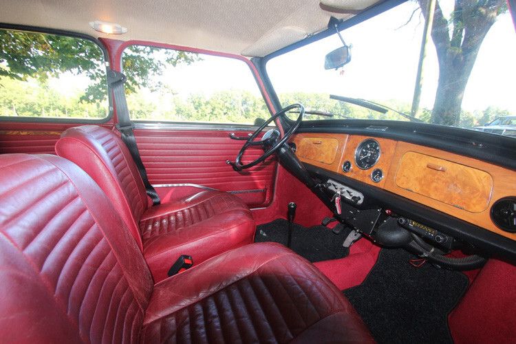 Vornehmes Interieur: Die Armaturen sind mit Wurzelholz vertäfelt, die Sesselchen mit Leder bespannt, die Füße fahren über langflorigen Teppich, am Schaltknüppel prangt ein Holzknauf und die verchromten Pedale tragen sogar das Riley-Wappen. (Foto: sp-x)