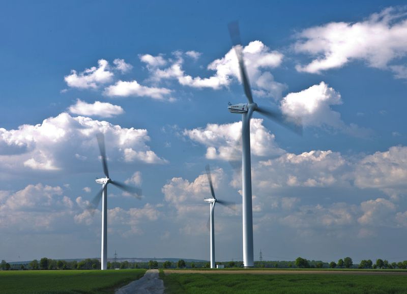 Allein 2008 wurden in Deutschland Windkraftanlagen mit einer Leistung von rund 1.600 Megawatt installiert. Zum Vergleich: Der Kernreaktor Brokdorf hat eine Nettoleistung von 1.410 Megawatt.  (Bild: pixelio.de/Ferdinand Lacour)