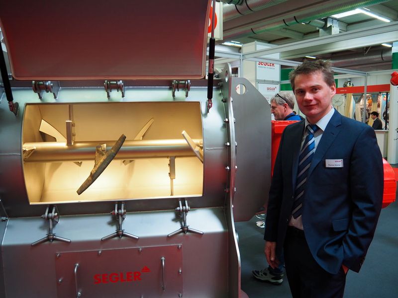Thomas Neteler, Segler, vor einem Schaufelmischer für die chemische Industrie, der ein Spaltmaß von 2 mm besitzt. Dadurch besitzt der Mischer eine hohe Mischgüte. (Bild: Mühlenkamp / PROCESS)