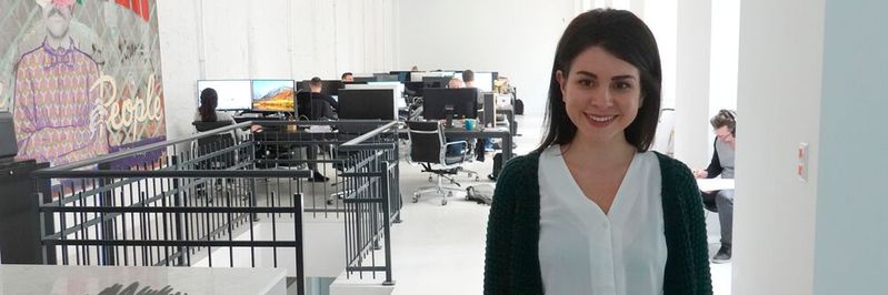 Für Bahar Jawadi - Chief Information Officer bei INTEGR8, einer Berliner Firma, die sich mit KI und Chatbots beschäftigt - ist die richtige Erwartungshaltung entscheidend. Den Nutzern müsse von vornherein klar gemacht werden, was KI könne und was nicht. "Ein Algorithmus kann nicht alle Leute unterstützen. Die Erwartungen sind teilweise zu hoch und deswegen sind die Nutzer dann enttäuscht", erklärt sie. (Bild:  Svenja Hörath)