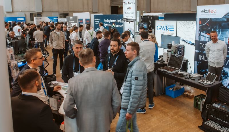 Reger Austausch herrschte an den Messeständen. (Bild: Camilo Amaya)