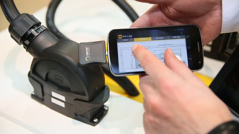 Die ID im RFID-Tag verknüpft die Kabelkonfektion mit einem Informationssatz in einer Datenbank. Mit Smartphone und zugehöriger App können die Daten abgerufen werden.  Zudem bietet die App Zugriff auf SAP und e-Kataloge. (Bild: Harting)