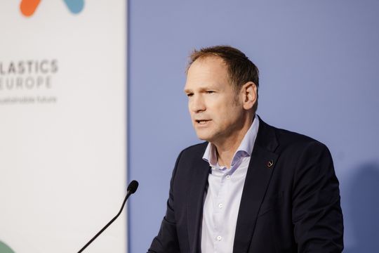 Dr. Thorsten Dreier (CTO Covestro): „Die industriellen Zukunftsfelder haben eines gemeinsam: Sie brauchen hohe Materialkompetenz bei Kunststoffen.“(Bild:  Plastics Europe Deutschland)
