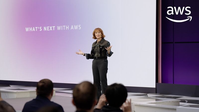 Julia White, Chief Marketing Officer bei Amazon Web Services, begrüßte die Teilnehmer zu "What's next with AWS".(Bild:  AWS)