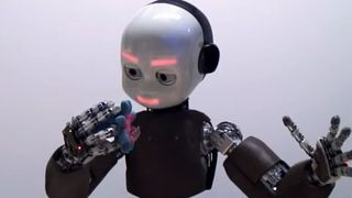 iCub ist ein kleiner Roboter Humanoid der von mehreren Universitäten in ganz Europa zusammen entwickelt wurde. Bei Robots on Tour in Zürich wurden zahlreiche Roboter, Humanoide und Cyborgs präsentiert. (Italian Institute of Technology, IIT)
