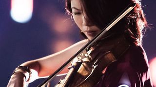 Der Soundbrenner Pulse, den diese Geigerin am Arm trägt, ersetzt ein konventionelles Metronom. Da sich bis zu zehn Geräte per App verbinden lassen, ist es möglich, einer Band oder einem kleinen Orchester einen synchronen Takt zu übermitteln. (Bild: Trouni Tiet/HKTDC)