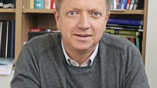 Das Hauptforschungsinteresse von Prof. Dr. Ing. Ralf Takors gilt dem tiefen Verständnis des Stoffwechsels und der Regulation von Mikroorganismen und Säugetierzellen, um so modellbasierte Bioprozesse aus dem Labor- in den industriellen Maßstab zu übertragen. (Universität Stuttgart)