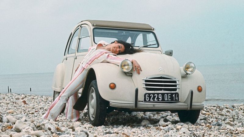 Das angejahrte Modell Citroën 2 CV erlebte einen unerwarteten Verkaufshype: Die Deutschen kauften 1974 insgesamt 21.696 Exemplare der „Ente“. (Bild: Hersteller)
