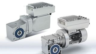 Ein Umrichter, zwei Varianten: Nordac ON für den Betrieb mit Asynchronmotoren (vorne) und Nordac ON+ für die Kombination mit Synchronmotoren. (Bild: Nord Drivesystems)