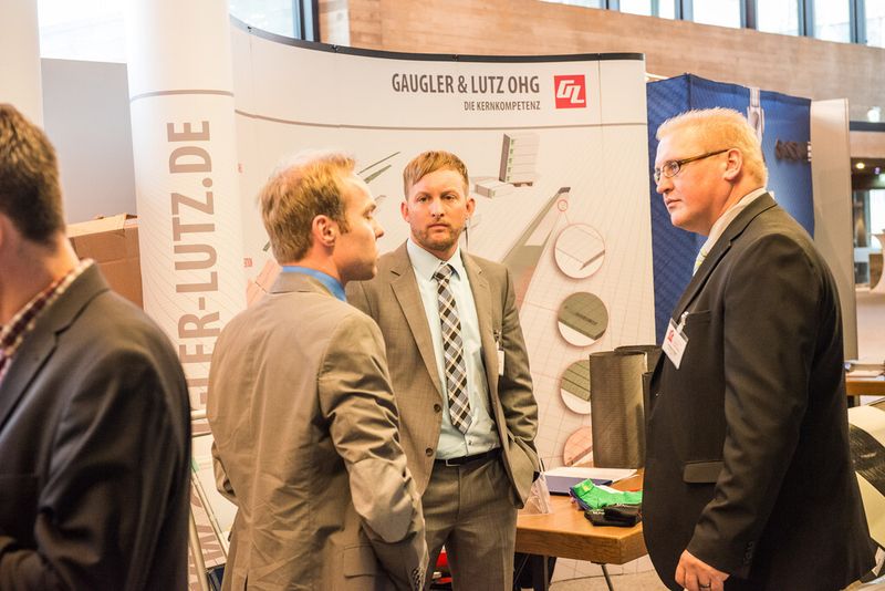 Gaugler & Lutz, Aalen, vertreibt Carbonfasermaterialien von SGL: Gelege, Bänder, Gewebe, Vliese und Fäden. Auf der Fachttagung präsententierte er damit ein ein weiteres Standbein im Leichtbaubereich, neben den Sandwichkernmaterialien. (Bild: Mack)