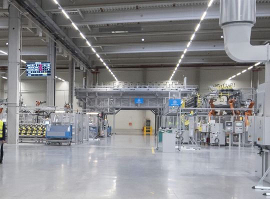 An wichtigen Stellen im Thyssenkrupp-Werk sind große Displays angebracht, die über Produktionsfortschritte und Probleme informieren. Der Werker weiß so, wo er dringend gebraucht wird.(Quelle:  Thyssenkrupp System Engineering)