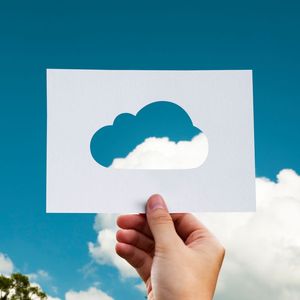 1. Filehosting-Dienste
Bekannt für die Speicherung und Synchronisation von Dateien, sind Apps wie Google Drive oder Dropbox das ideale Tool für die Arbeit von Zuhause aus. Sie ermöglichen es jedem verifizierten Anwender in Echtzeit an demselben Dokument zu arbeiten und die Informationen dann in der Cloud zu speichern. Außerdem können Sie sicherstellen, dass jeder Zugriff auf Dokumente und Informationen hat, die er benötigt. Und falls der Strom ausfallen sollte oder der Blitz einschlägt – keine Panik: Alle Änderungen werden in diesen Apps automatisch alle paar Sekunden gespeichert. 