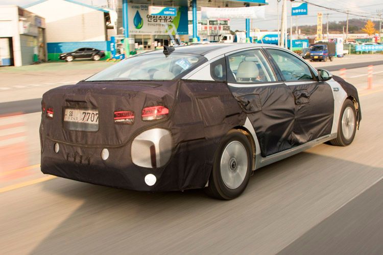 Das koreanische Öko-Mobil hat mit 307 Litern einen nicht gerade üppigen Kofferraum. (Foto: Kia)