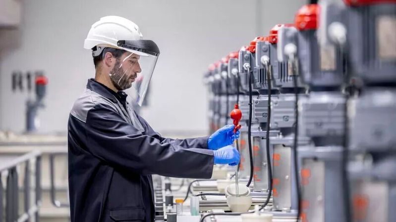 In Kuppenheim wurde jetzt das erste Batterierecyclingwerk von Mercedes-Benz eröffnet. Dessen Kapazität soll für die Wiederverwertung von über 50.000 Altbatterien pro Jahr reichen.(Bild:  Mercedes Benz)
