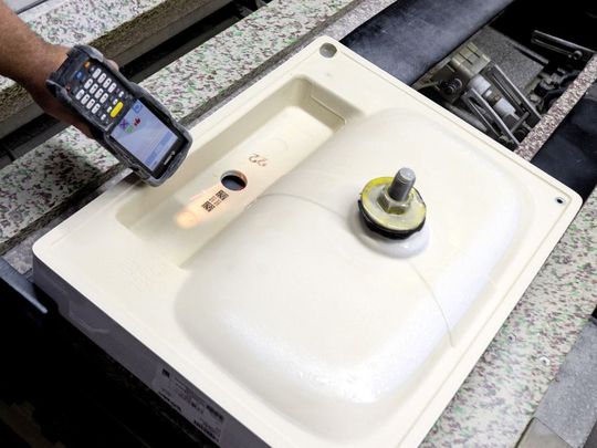 Mit einem Scan des keramischen Barcodes erhalten Mitarbeitende alle Informationen zu Auftrag und Bearbeitungsschritt.(Bild:  Duravit)