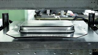 Bild 1: In einem von der Allianz Industrie Forschung (AiF) in Auftrag gegebenen Projekt wurde ein Papier-Blech-Verbund zur Nutzung eines dünnwandigen, hochfesten Karosseriebleches entwickelt und mithilfe von Tiefziehversuchen getestet. (Bild: PTS)