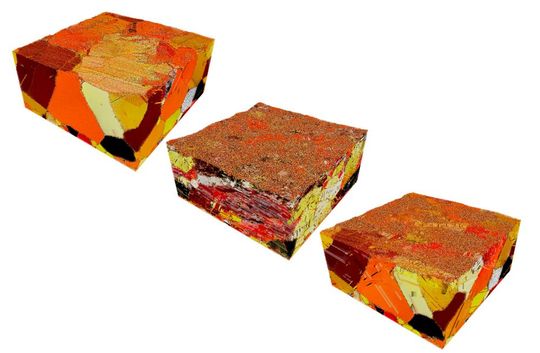 Links ist langsames Gleiten angesagt, welches der Struktur des Metallkörpers nichts ausmacht. Schnelles Gleiten führt zur Zerstörung. Rechts gleitet das Ganze dann aber extrem schnell, wobei zwar die oberste Schicht teilweise schmilzt, das Gefüge darunter aber unbeeindruckt bleibt, wie die Wiener Forscher herausgefunden haben.(Bild:  TU Wien)