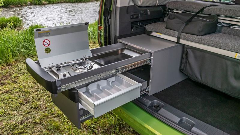Im Caddy California gibt es eine kleine Küche. (Bild: VW)