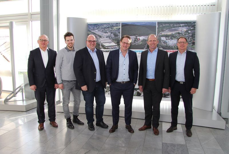 Uwe Herzog (Projektleiter Digitale Transformation, Schäfer Werke), Ruben Schnabel (Business Development Manager, Fabrikado), Marc Eberhart (CIO, Fabrikado) Thomas Hoffmeister (CEO, Fabrikado), Rainer Bröcher (Geschäftsführer, Schäfer Werke), Michael Wehler (Marketingleiter, Schäfer Werke) (vlnr.) (Schäfer Werke)