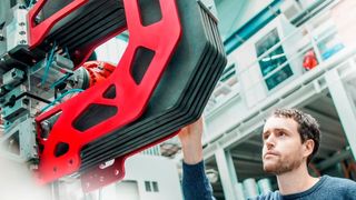 Das sogenannte Robotised Injection Moulding (Robin) des Start-ups Anybrid GmbH hat den JEC Composites Connect Innovation Award gewonnen. Und zwar in der Kategorie „Equipment and Machinery“. Die Maschine, die es dafür braucht, gilt als Fliegengewicht. (Anybrid)