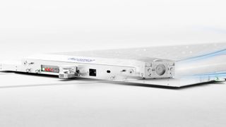 Ein vollautomatisch verfahrender Smart-Curve-Wagen aus dem Hause Losyco wird induktiv mit Strom versorgt und verfügt über latenzfreie WLAN-Kommunikation. (Bild: Losyco)