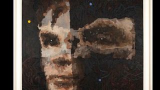 Dieses Bild heißt AI God und stellt Alan Turing dar, den Vater der modernen Computerwissenschaft. Gemalt wurde es allerdings von einem künstlichen Wesen – dem humanoiden, als Frau konzipierten Roboter Ai-Da. Das Gemälde ist nun das erste, das beim Auktionshaus Sotheby`s versteigert wird. Man rechnet mit einem niedrigen sechsstelligen Betrag. (Bild: Ai-Da Robot Studio / PA Media /dpa)