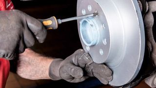 Bremsscheibenmontage in der Werkstatt – nur die wenigsten Werkstattinhaber wissen, zu wie viel Prozent sie ihr Reparaturpotenzial wirklich ausschöpfen. (© Jürgen Hls/stock.adobe.com)