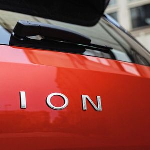 Seinen Markennamen trägt der Neuzugang aus China stolz auf Motorhaube und Heckklappe.(Bild:  Rightlight Media)